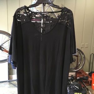 Plus Size black & lacelight weight top 3X